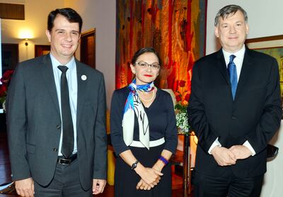 Alexandre Basanesse, embajadora de Francia, Sophie Aubert, y Etienne Lepoutre.