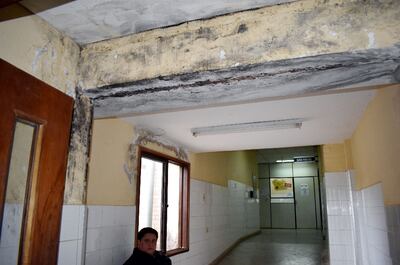 Las paredes del Hospital Regional de Caacupé presentan   manchas producidas por el exceso de humedad.