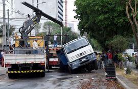 la-parte-trasera-del-camion-se-hundio-ayer-de-tarde-en-la-zona-de-instalacion-de-alcantarillado-sanitario-de-la-essap-en-aviadores-del-chaco-y-tte--04431000000-1382667.jpg