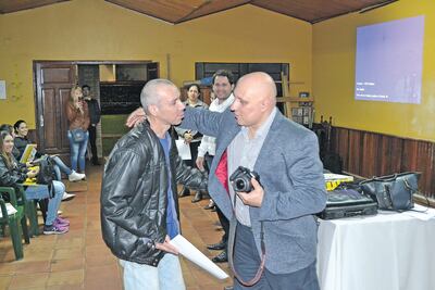 El disertante Juan Carlos Dos Santos entregando el certificado a un participante.