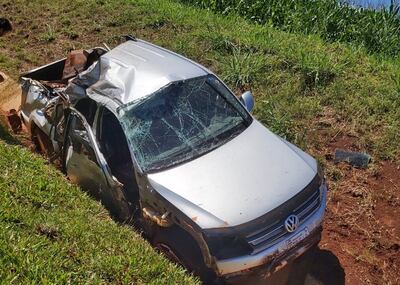 La camioneta quedó bastante dañada en una cuneta de la ruta PY02.