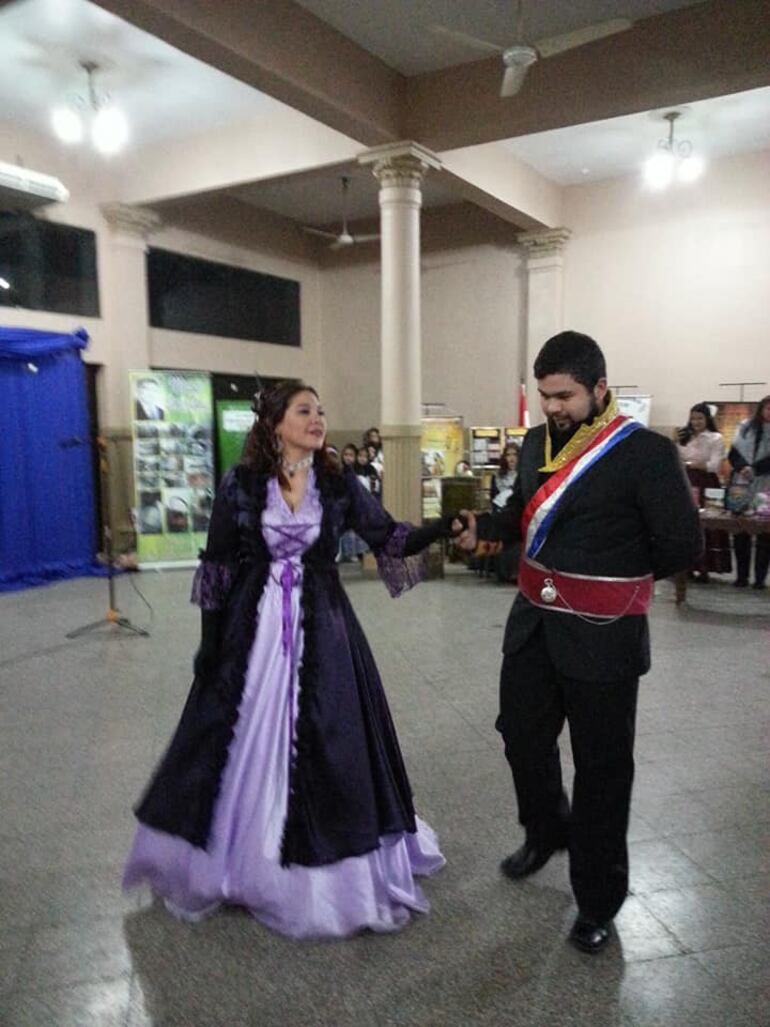 Bailes de época dan el toque artístico a la actividad.