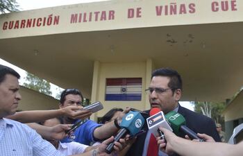 el-defensor-del-pueblo-miguel-godoy-habla-con-la-prensa-ayer-tras-visitar-al-coronel-dgar-domingo-dure-arrestado-hace-mas-de-120-dias-en-la-prisio-215355000000-1546853.jpg