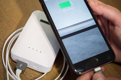 Por más que uno recorra los mejores aeoropuertos del mundo, a veces encontrar un enchufe para recargar el móvil no es tan sencillo.