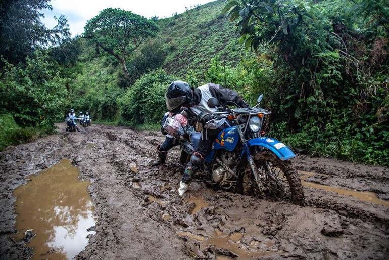 Un motociclista de MSF qued&oacute; atrapado en el barro mientras llevaba las provisiones para el hospital en Numbi. Durante la temporada de lluvias, puede tomar hasta un d&iacute;a llegar a Numbi desde Bukavu, a 160 kil&oacute;metros de distancia.