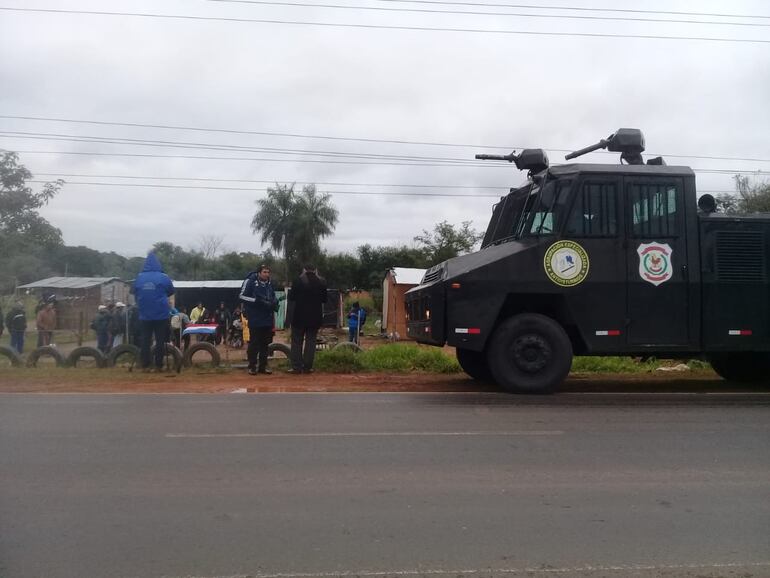 Un importante despliegue policial hay en la  zona de desalojo.