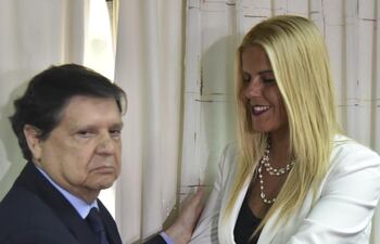 María de los Ángeles Arriola, nueva titular de Migraciones siendo saludada por el ministro del Interior, Euclides Acevedo.