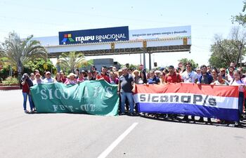 Los empleados de la firma Renova se manifestaron durante varios días en el acceso de Itaipu, en Hernandarias .