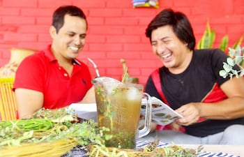 Desde una jarra de plástico hasta un termo forrado, en compañía de una guampa y bombilla, sin importar cuál sea el recipiente que contenga el agua helada y la yerba, el paraguayo prepara un símbolo de cultura y amistad: el tereré.