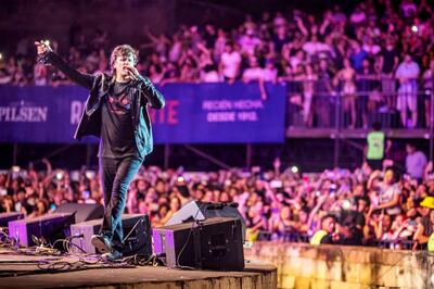 Ciro Martínez domando a la multitud, durante su enérgica presentación con su grupo Ciro y Los Persas, en el anfiteatro “José Asunción Flores”.