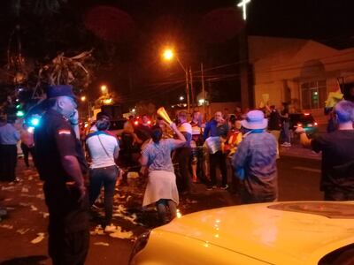 Escrache frente a la vivienda de Patricia Samudio, titular de Petropar.