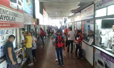 Movimiento de pasajeros en la Terminal de Asunción el último día del año.