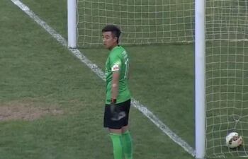 portero-recibe-multa-por-beber-agua-mientras-le-marcan-gol-43025000000-1333871.JPG