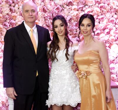 La joven con sus padres Enrique de Doménico y Lía Meyer.