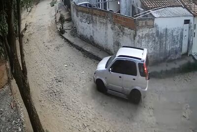 Momento de la huida de los tres presuntos robacoches.