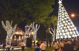 tradicional-arbol-de-luces-ilumina-desde-anoche-02336000000-1392682.jpg