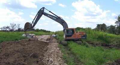 Maquinaria del Ministerio de Obras Públicas trabaja en la reparación del camino que conduce al distrito de Bahía Negra.