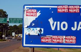 destruyen-las-senales-de-transito-con-propagandas-electorales-en-misiones-211754000000-514685.jpg