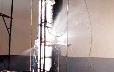 La foto muestra una pérdida de agua en una de las tuberías de gran porte dentro de la planta.