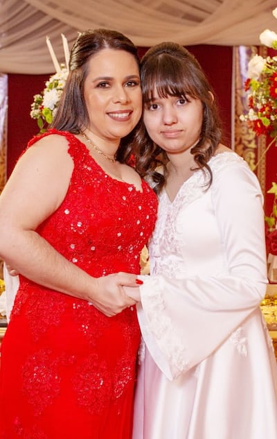 Natalie Isabelle Tovar Núñez en la fiesta de sus 15 años realizada en Vanité. Aquí, con su madre, Karen Núñez.