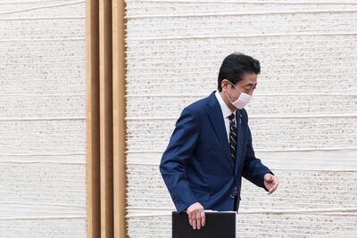 El primer ministro de Japón, Shinzo Abe, se va después de una conferencia de prensa en la residencia oficial del primer ministro en Tokio el 7 de abril de 2020.