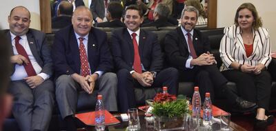 De izq. a der.: Arnaldo Franco,  Darío Filártiga, Pedro Alliana, Mario Abdo Benítez y Lilian Samaniego. Este encuentro fue el miércoles  en la sede de la Junta de Gobierno.