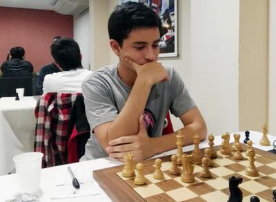 Juvenil jugador del deporte ciencia FM Alejandro Benítez Galeano, líder del torneo.