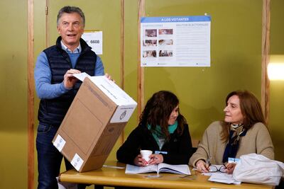 El presidente de Argentina, Mauricio Macri, vota en uno de los centros de votación asignados para las elecciones primarias en la ciudad de Buenos Aires.