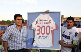 raul-piris-31-homenajeado-por-el-presidente-robert-harrison-con-la-camiseta-alusiva-a-los-300-partidos-disputados-por-el-defensor-en-el-club--224627000000-483794.jpg