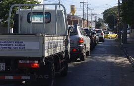 la-prolongada-fila-de-vehiculos-en-lombardo-y-artigas-se-podria-evitar-con-un-agente-dirigiendo-el-transito--203509000000-1094654.jpg
