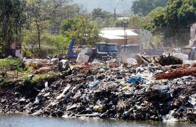Vertedero clandestino en plena Costanera