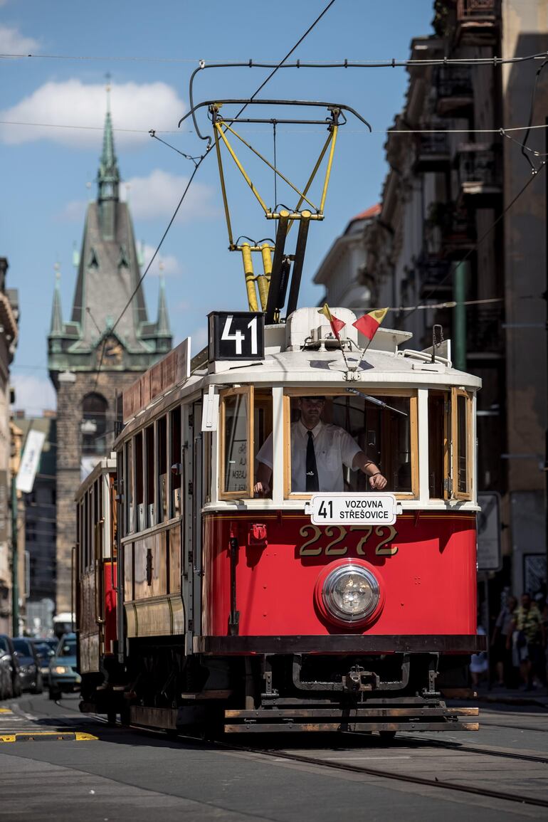 Considerados museos sobre ruedas, los antiguos tranvías circulan nuevamente por las calles de Praga.