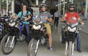los-suizos-nicolas-kradolfer-jonas-tanner-y-pablo-kleger-con-sus-motos-yamaha-antes-de-iniciar-la-travesia-por-sudamerica--224949000000-1773186.jpg