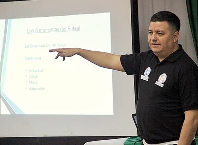 El profesor Ángel Chamorro, titular de la Asociación de Entrenadores de Futsal FIFA del Paraguay.