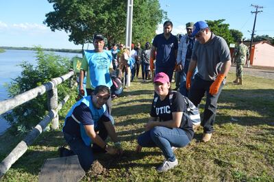 Voluntarios de Asunción y San Pedro plantaron árboles en la ribera del río Paraguay, en Puerto Antequera, este sábado.