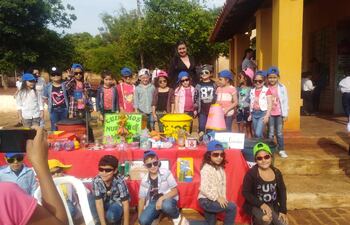 Alumnos de una escuela de Atyrá, la más limpia del país, ahora suman creatividad a su particular conciencia de mantener la limpieza de su ciudad.