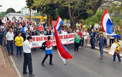 La marcha de los docentes viene generando caos vehicular, atendiendo a la gran cantidad de tránsito que registran ambas vías principales de ingreso y salida a la capital del país.