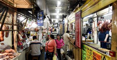 Pasillos repletos de personas se pueden encontrar en el Mercado 4. Las personas buscan ofertas ante la mala situación económica que muchos viven ante el covid-19.
