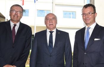 el-embajador-de-francia-jean-christophe-potton-el-canciller-nacional-eladio-loizaga-y-el-embajador-de-la-ue-en-paraguay-alessandro-palmero--214325000000-1567101.jpg