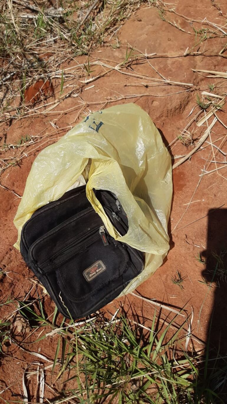 Cartera que contenía el dinero que los delincuentes robaron a Aceval.