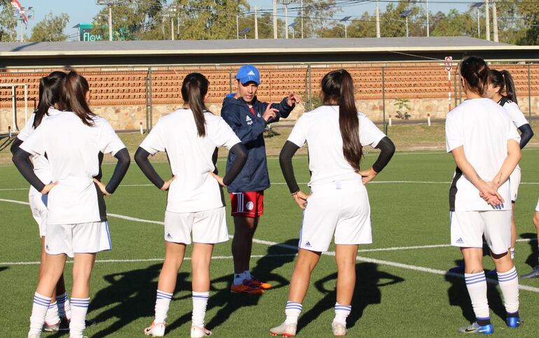 La selección paraguaya femenina entrenó este lunes en el COP con las 18 convocadas.