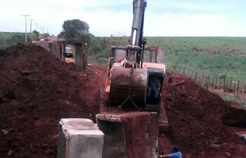 maquinas-del-mopc-durante-los-trabajos-para-habilitar-la-pasarela-provisoria-en-el-camino-que-conduce-al-barrio-san-pedro-de-la-colonia-luz-bella-190745000000-1522415.jpg