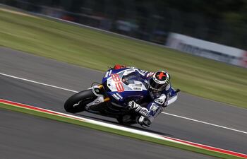 jorge-lorenzo-conduce-su-motocicleta-en-el-circuito-de-silverstone-150050000000-595058.JPG