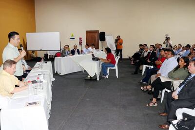 El ministro de Agricultura, Rodolfo Friedmann,   en el encuentro realizado en Ycuá Satî, con otras autoridades.