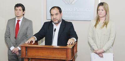 El fiscal de la Unidad Especializada en Medio Ambiente, Carlos Rojas (c.) y la Ing. Forestal, Cristina Goralewski, titular del Infona, en la conferencia de  ayer.