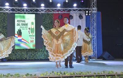 Delegaciones artísticas de varios países compartieron sus danzas en el Festival del Tereré.