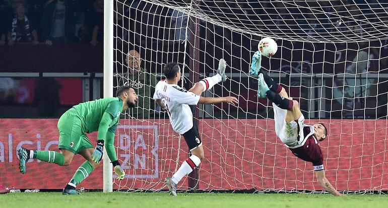Turin (Italy), 26/09/2019.- Torino's Andrea Belotti (R) scores his second goal in front of AC Milan goalkeeper Gianluigi Donnarumma (L) and Ismael Bennacer (C)during the Italian Serie A soccer match between Torino FC and AC Milan at the Olimpico Grande Torino stadium in Turin, Italy, 26 September 2019. (Italia) EFE/EPA/ALESSANDRO DI MARCO