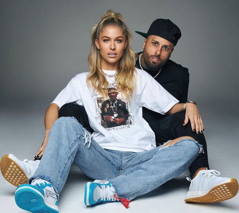 El reguetonero Nicky Jam junto a su prometida Cydney Moreau.