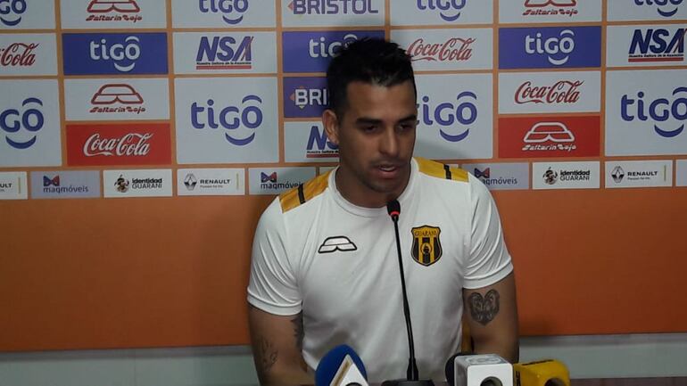 Cristian Báez seguirá como central en el aurinegro.