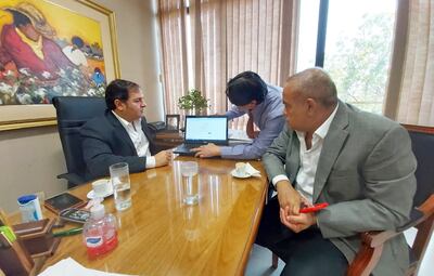 Los diputados colorados Arnaldo Samaniego (i) y Basilio Núñez (d) escuchan las explicaciones técnicas sobre la posibilidad de que las reuniones en el Congreso se hagan a través de internet.